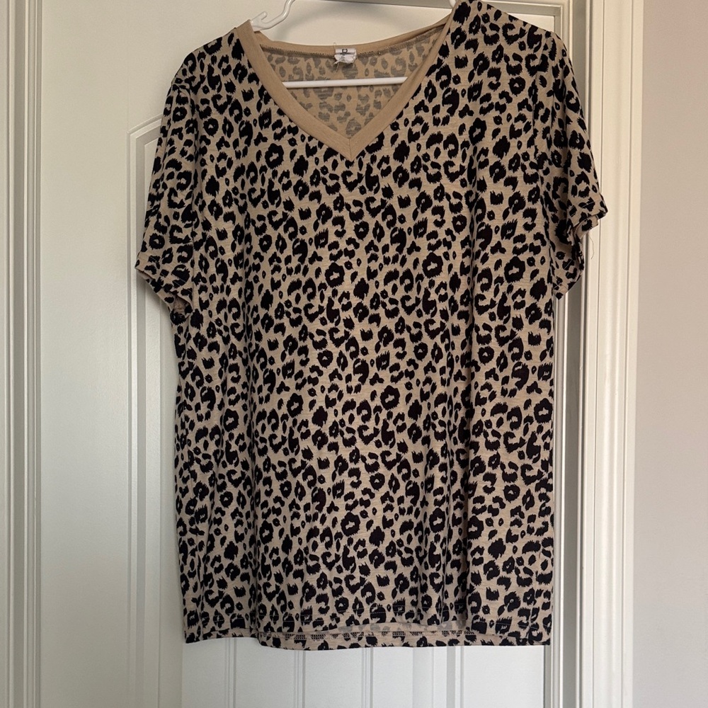 Leopard Print V-Neck tshirt
